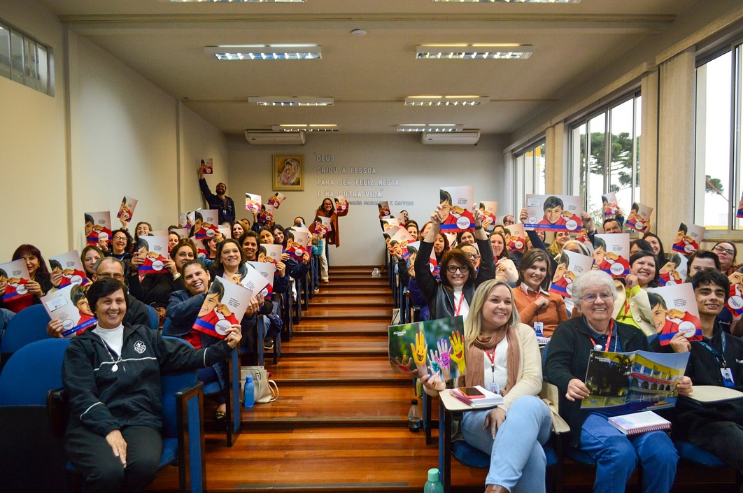 Nossa equipe pedaggica est de volta Nossa Senhora Menina