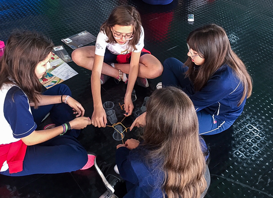 Trabalho em grupo e colaborao na aula de Ingls. Nossa Senhora Menina