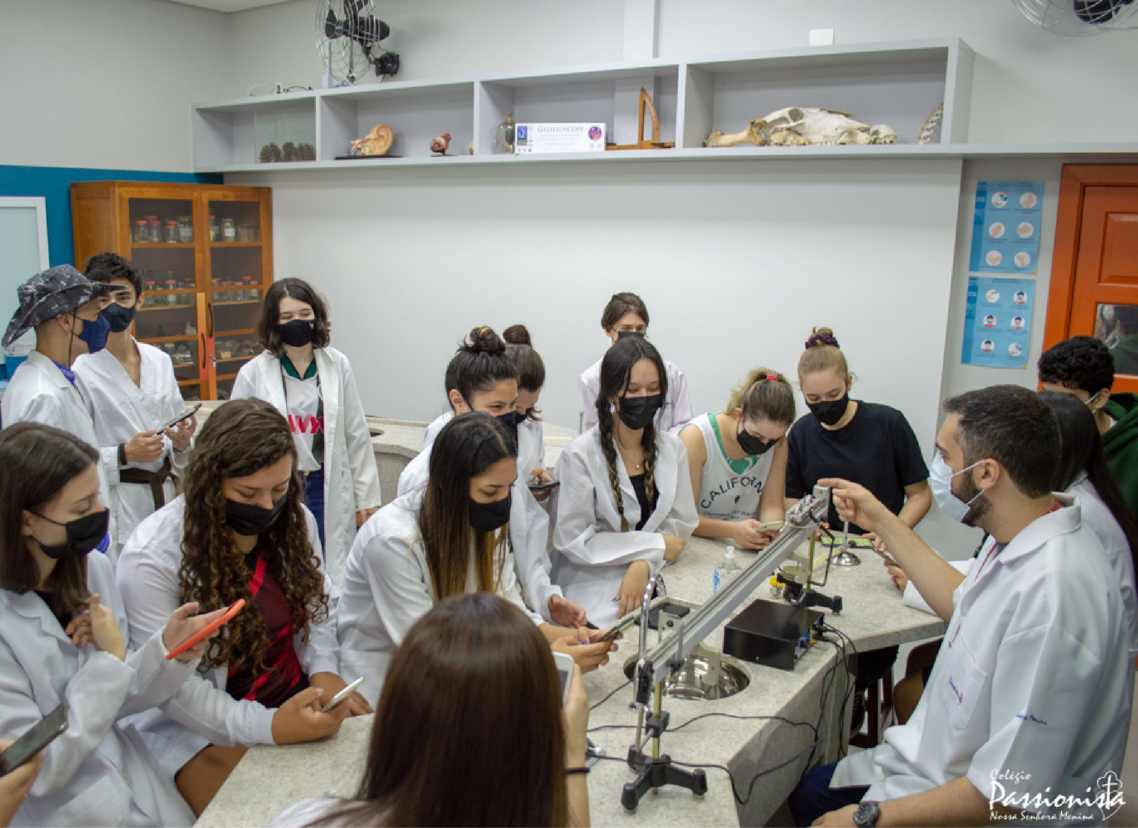 Aula de Fsica no laboratrio: Terceiro em ao Nossa Senhora Menina