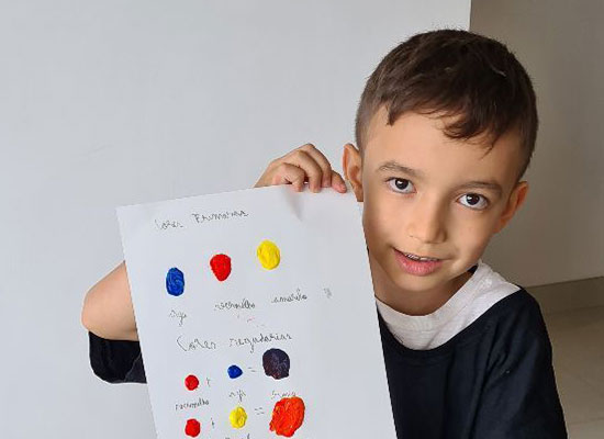 Hora da diverso com as cores! Nossa Senhora Menina